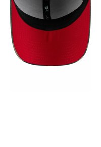 Rote Baseballmütze mit einem schwarzen Innengurt und grauen Akzenten. Verfügt über einen gebogenen Schirm und gestickte Details entlang des Randes.
