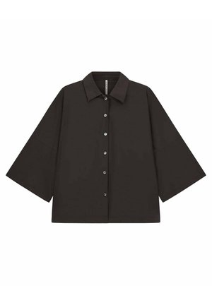 Camicia nera a maniche lunghe con bottoni, colletto appuntito e maniche larghe, mostrata distesa su sfondo bianco.