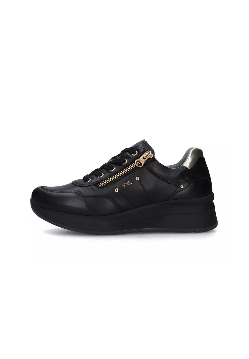 Zwarte leren sneakers met ritssluiting en gouden hardware, met een ronde neus en een dikke, gestructureerde zool voor extra hoogte.