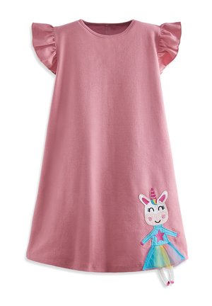 Różowa sukienka z krótkim rękawem z falbankami na rękawach oraz naszywką uśmiechniętego jednorożca w niebieskim stroju w gwiazdki i tęczową tutu w pobliżu dołu.