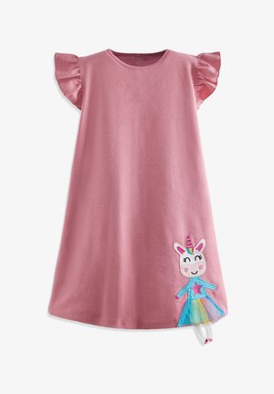 Pink kortærmet kjole med flæseærmer og en smiley enhjørning patch iført blåt stjerneoutfit og regnbue tutu nær kanten.