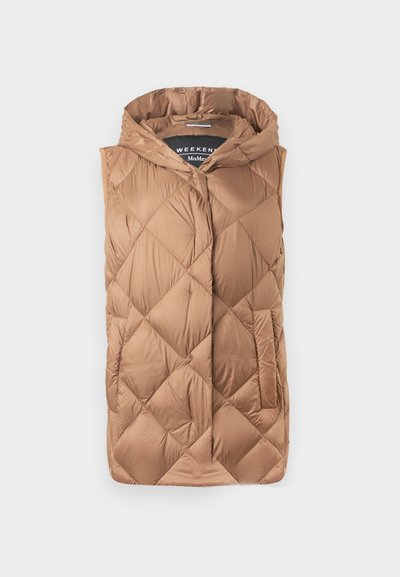 Gilet rembourré de couleur brun clair, avec un design matelassé texturé, une fermeture éclair sur le devant, une capuche et des poches latérales. Tissu lisse et brillant.