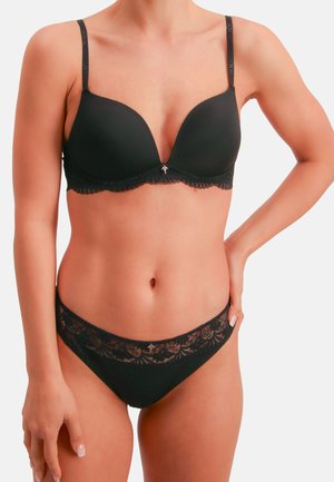 Schwarzes Dessous-Set mit einem geformten, gepolsterten BH mit Spitzensaum und verstellbaren Trägern, kombiniert mit passenden Bikinihöschen mit einem Spitzenbund.