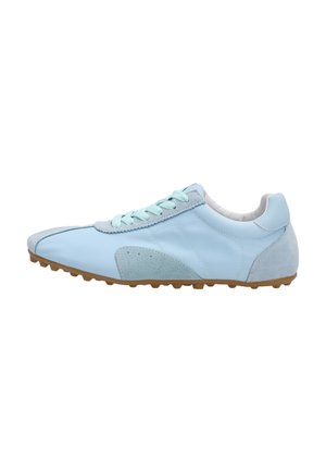 Lyseblå lavtop sneaker med matchende snørebånd, ruskindsaftaler og en brun tekstureret sål vist i sidelæns profil på hvid baggrund.