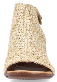 Sandale à talon en toile ouverte, fabriquée en paille naturelle tissée beige, avec une semelle en cuir marron et un accent de bouton sur le côté.