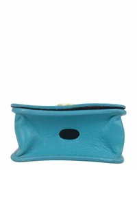 Teal leren portemonnee met een gladde textuur, platte vorm en een afgeronde bovenrand. Beschikt over een kleine zwarte opening aan de voorkant.