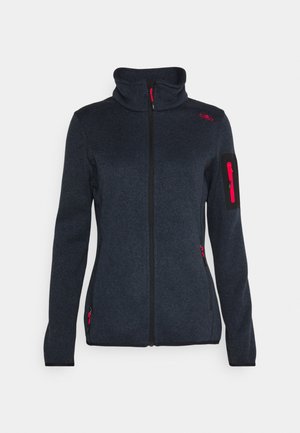 Mørkeblå fleecejakke med høj krave, sort lynlås og røde detaljer. Har lynlåslommer og et logo på øverste venstre side.