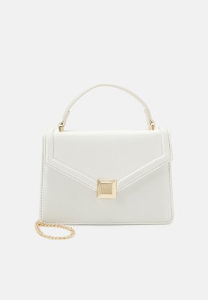 Bolso rectangular blanco con asa superior, cierre cuadrado dorado y una pequeña cadena dorada sobre un fondo blanco.