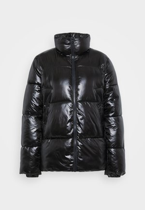 Čierna puffa bunda vyrobená z lesklého materiálu, s vysokým golierom, zipsovým zapínaním a prešívaným dizajnom s veľkými, podloženými sekciami.