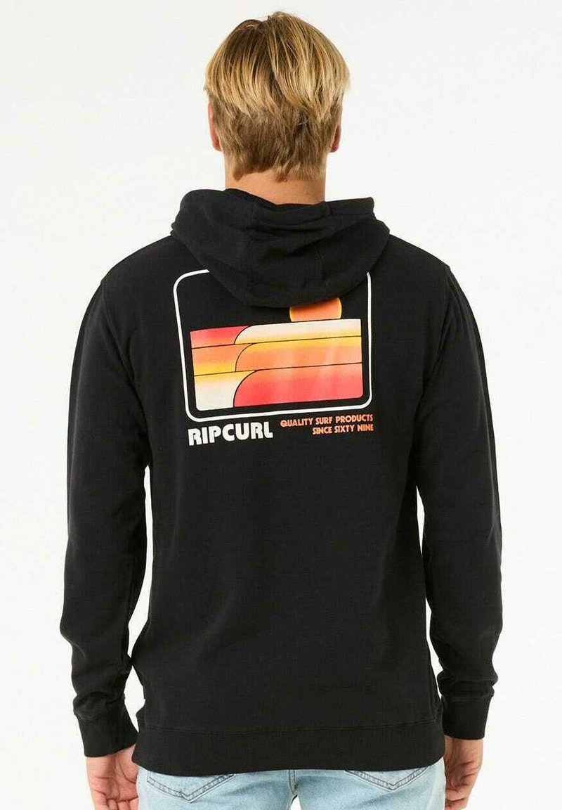 Felpa nera con cappuccio, con un logo sulla schiena che presenta un design retrò in arancione e giallo. Realizzata in tessuto morbido con cappuccio foderato e polsini a coste.