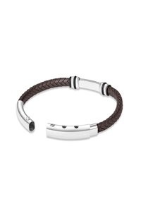 Bracciale in pelle con texture intrecciata marrone scuro, elementi in argento e tre piccoli punti neri su una finitura metallica lucida.