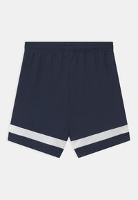 Pantalones cortos deportivos azul marino con una franja blanca de malla a lo largo del dobladillo. Cintura elástica para mayor comodidad. Diseño simple y funcional.