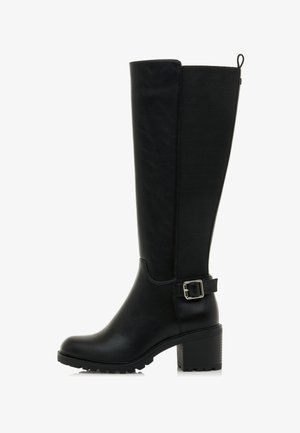 Bottes noires à hauteur genou avec un extérieur en cuir lisse, des panneaux élastiques, un bout carré, un talon moyen et un détail de boucle sur le côté.