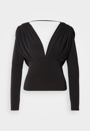 Crna majica s dubokim V-izrezom, dugim rukavima i naborima na ramenima, izrađena od glatkog i rastezljivog materijala.