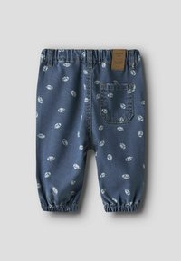 Szorty dżinsowe z elastycznym pasem, z niebieskim tłem i białymi wzorami piłkarskimi oraz tylną kieszenią z przeszyciami.