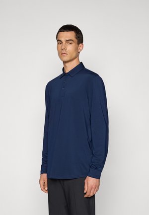 Marineblå langermet polo skjorte laget av glatt stoff, med knappet krage og rett nederkant. Ingen mønstre eller dekorasjoner synlige.