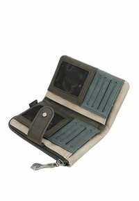 Cartera con cremallera que presenta un diseño bicolor con una combinación de colores verde oscuro y beige. Incluye ranuras para tarjetas, una ventana transparente para identificación y detalles texturizados.