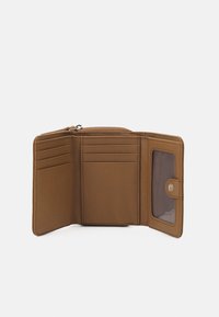 Braune Geldbörse aus glattem Leder mit mehreren Kartenfächern, einem transparenten Ausweisfach und einem Reißverschlussfach, alles in einem kompakten Design.