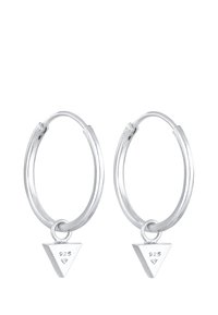 Orecchini a cerchio in argento con un charm triangolare con incisione "925", finitura liscia e texture lucida.