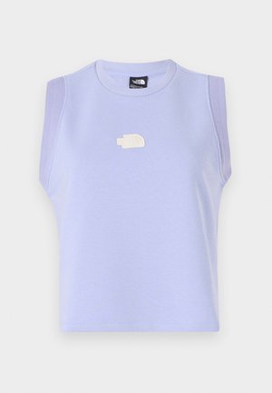 Ljubičasti bezrukavni crop top izrađen od mekane tkanine, s okruglim izrezom i malim izvezom loga sprijeda.