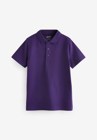 Polo violet en tissu coton, avec un col classique, plastron à trois boutons et manches courtes. Couleur unie et unicolore.