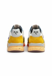 Sneaker multicolori featuring una combinazione di pelle scamosciata e pelle, con un tallone giallo, una suola intermedia macchiata e accenti a contrasto in blu e verde.