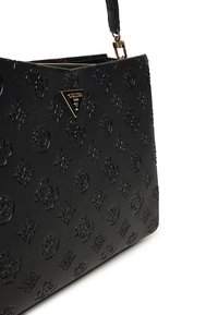 Borsa a bandoliera nera in pelle sintetica con logo in rilievo, motivi decorativi, chiusura con zip e tracolla corta.