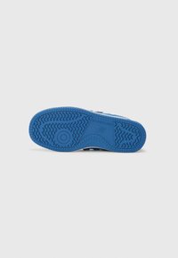 Blauwe rubberen sneaker zool met een gestructureerd grippatroon, cirkelvormige accent en een logo dat aan de zijkant is gedrukt voor grip en stijl.
