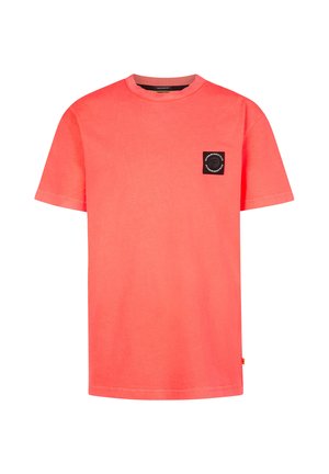 Koraalrode T-shirt met korte mouwen en ronde hals, losse pasvorm en klein zwart patchlogo op de linkerborst.