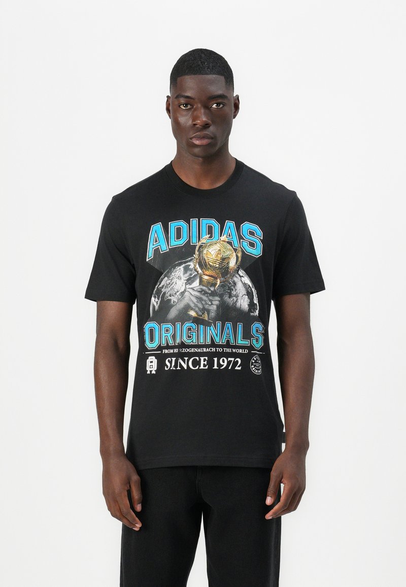 T-shirt preta de algodão com um print gráfico de um troféu e da Terra, com o texto 'ADIDAS ORIGINALS' e 'SINCE 1972' em azul e branco.