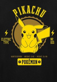 Gul Pikachu-grafik på sort baggrund, med detaljer om elektrisk type, samt tekst om vægt, højde og Kanto-regionen.