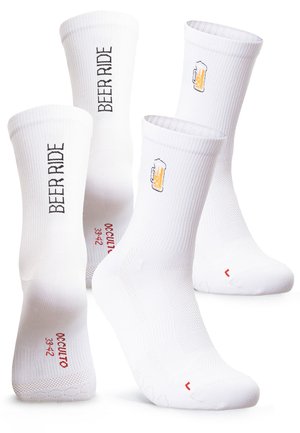 Weiße Crew-Socken mit schwarzem Schriftzug „BEER RIDE“ auf der Rückseite und einer kleinen Bierkrug-Grafik auf der Vorderseite, paarweise aus verschiedenen Blickwinkeln gezeigt.
