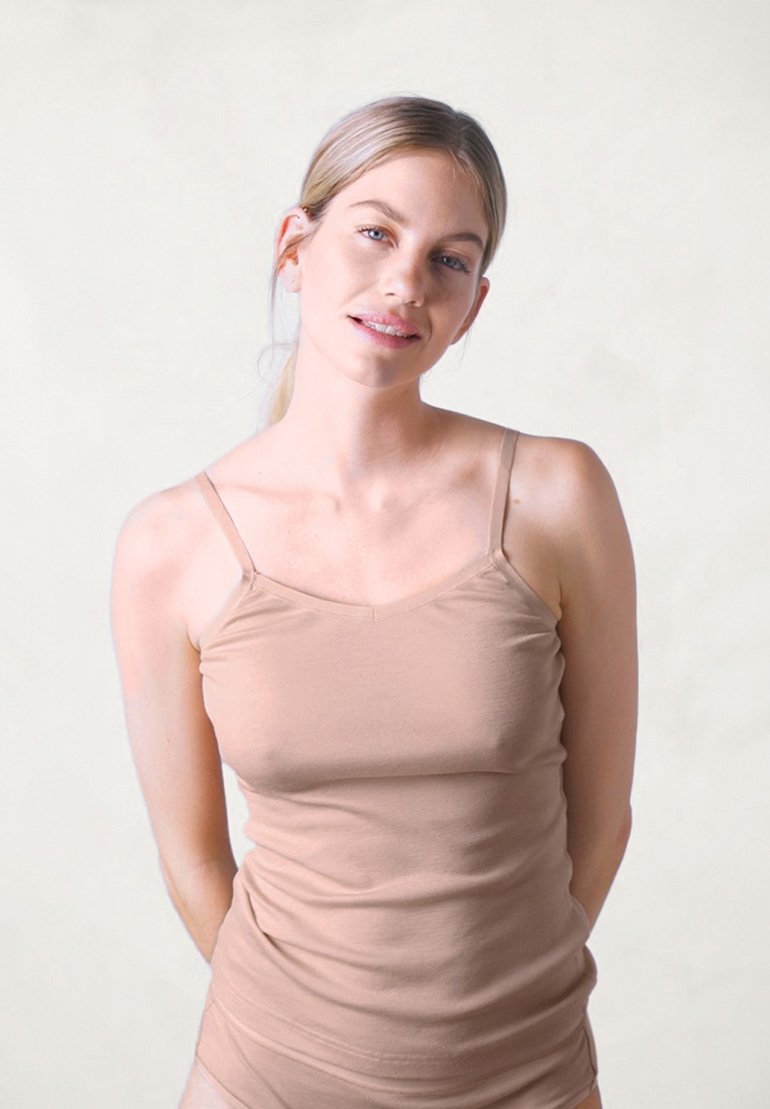 Tan fitted camisole med tynde stropper, fremstillet af glat stof, med et enkelt design og blød tekstur. Minimalistisk og alsidig.