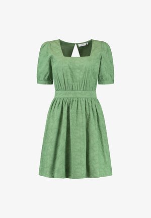 Roheline kleit, millel on ruudukujuline kaelus, lühikesed puffvarrukad, tekstuuriga kangas, millel on lehepildid, ning jahutatud talje, mis on varustatud sobiva vöödiga.