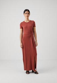 Vero Moda Petite - VMAVA LULU ANCLE DRESS PETITE - Maxikjoler - marsala Miniaturebillede 1