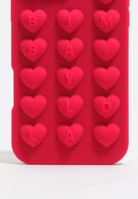 Funda de silicona roja para teléfono con formas de corazones en relieve y letras que deletrean "BABY" y "LA". Textura suave con un diseño divertido.