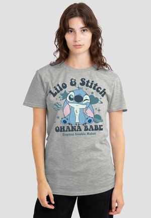 Graues Baumwoll-T-Shirt mit einem Grafikdesign von Stitch und dem Text: "Lilo & Stitch", "OHANA BABE" und "Tropical Trouble Maker" in Schwarz.