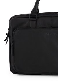 Schwarze Laptoptasche aus Leder mit glatter Textur, ausgestattet mit Reißverschlussfächern und einer Vorderstasche. Robuster Griff für einfachen Transport.