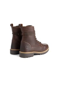 Een paar bruin leren enkellaarzen met een gestructureerde afwerking, voorzien van een vetersluiting, een trekkoord en een robuuste rubberen zool voor grip.