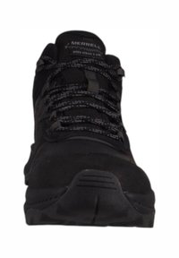 Czarny but trekkingowy z zamszowej i siateczkowej tkaniny, teksturowany sznurówki, wyściełany kołnierz oraz solidna gumowa podeszwa zapewniająca przyczepność.