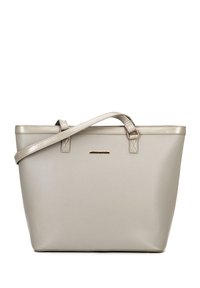 Borsa tote sintetica beige con finitura testurizzata, manici lunghi e un accento in metallo sulla parte anteriore. Forma rettangolare.