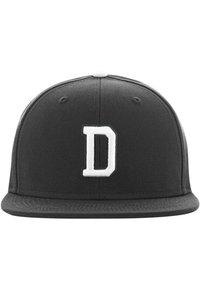 Cască de baseball neagră cu o bordură plată și litera albă „D” brodată pe față. Fabricată dintr-un material rezistent, cu o suprafață texturată.