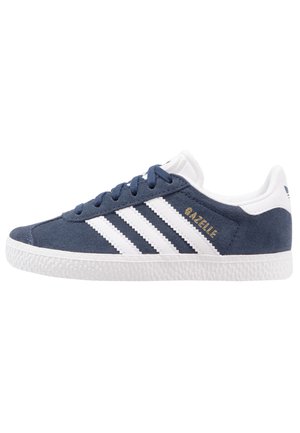 Baskets Adidas Gazelle bleu marine avec des bandes blanches, des lacets blancs, une languette au talon et une semelle texturée, vues de profil.