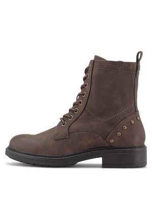 Botte de cheville en cuir marron avec embout arrondi, talon empilé, fermeture lacée à l'avant, œillets dorés et clous décoratifs sur le côté.