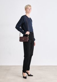 COACH WYN CROSSBODY - Torba čez telo - merlot