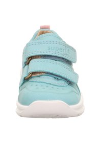 Helle blaue Kinderschuhe mit zwei verstellbaren Klettverschlüssen, glattem Synthetikmaterial, weißer Sohle und dezenten Perforationsmustern an der Zehe.