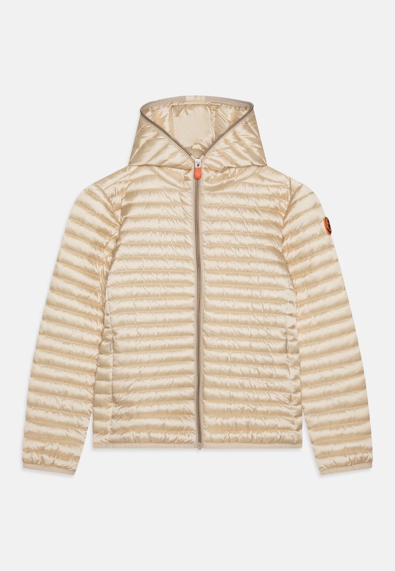 Beige gewatteerde jas met horizontale stiksels, ritssluiting aan de voorkant en een capuchon. Heeft een subtiele glans en een logo patch op de linker mouw.