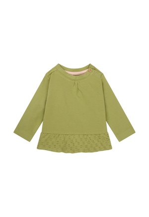 T-shirt à manches longues en coton vert olive avec un décolleté froncé, arborant un ourlet en dentelle et un bouton unique à l'épaule pour un enfilage facile.