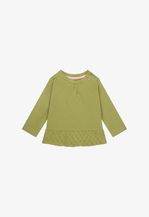 Długi rękaw, oliwkowa bawełniana bluzka z marszczonym wykończeniem przy dekolcie, z koronkowym dołem i jednym guzikiem na ramieniu ułatwiającym zakładanie.