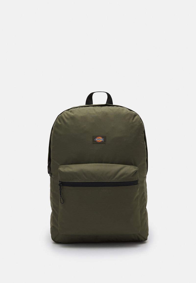 Mochila de nylon verde con forma redondeada, que cuenta con un bolsillo frontal con cremallera, detalles en negro y un pequeño logotipo en la parte superior frontal.